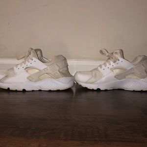 White pair of huaraches